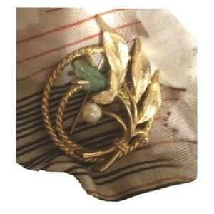 Sarah Coventry Nephrite And Pearl Silvertone Brooch Vintage